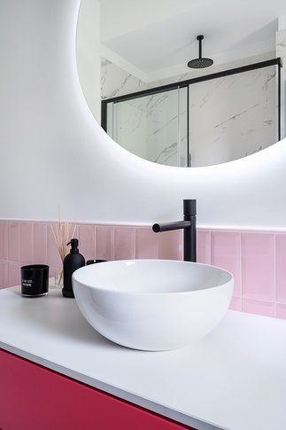 Bagno in stile contemporaneo di 5 di Mid architettura