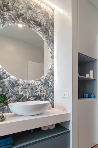 Bagno in stile contemporaneo di 7 di architetto Caterina Martini