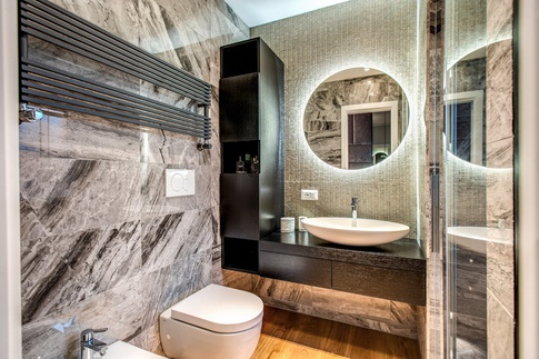 Bagno in stile contemporaneo di 5 di MOB Architects