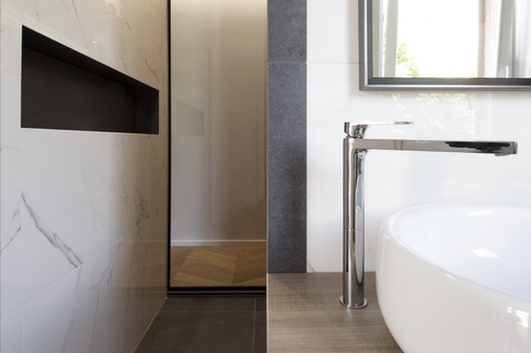 Bagno in stile contemporaneo di 6 di kkarchitecture