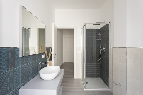 Bagno in stile minimal di 8 di Architettura 42