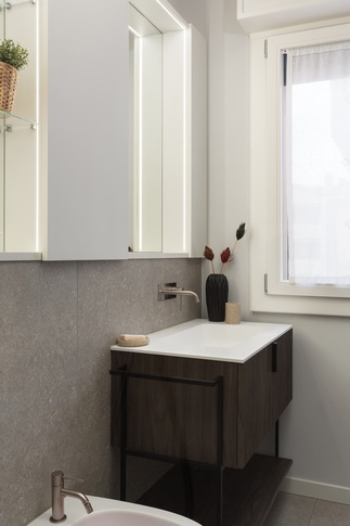 Bagno in stile contemporaneo di 5 di Hop!Arch