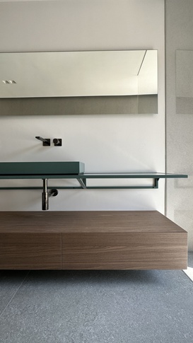 Bagno in stile contemporaneo di 10 di Andrea Benedetti Architetto