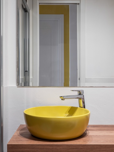 Bagno in stile contemporaneo di 12 di interno16architettura