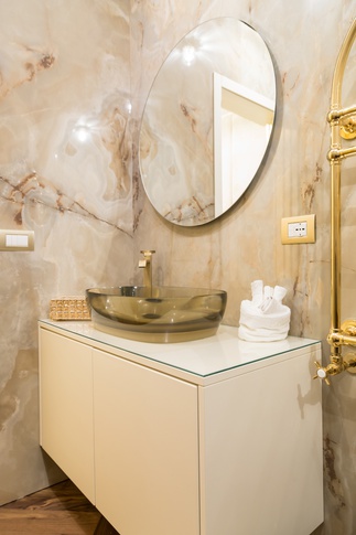 Bagno in stile glamour di 7 di Name Studio