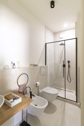 Bagno in stile contemporaneo di 6 di induestudio