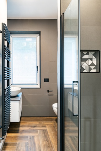 Bagno in stile moderno di 4 di Davide Gratteri Architetto