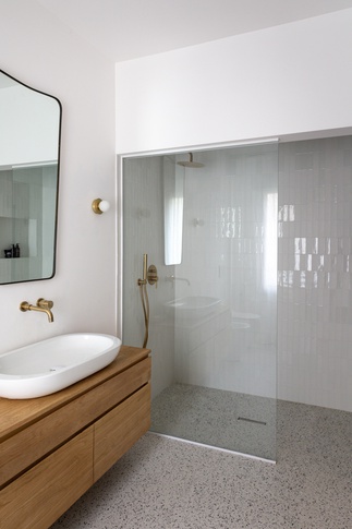 Bagno in stile eclettico di 8 di HV8 Architettura