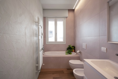 Bagno in stile contemporaneo di 6 di architetto Caterina Martini