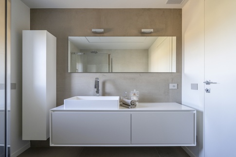 Bagno in stile moderno di 6 di L2 architecture + interior design