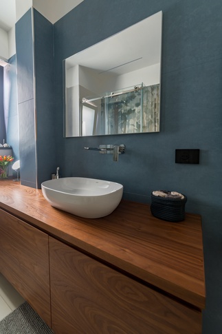 Bagno in stile moderno di 4 di Name Studio