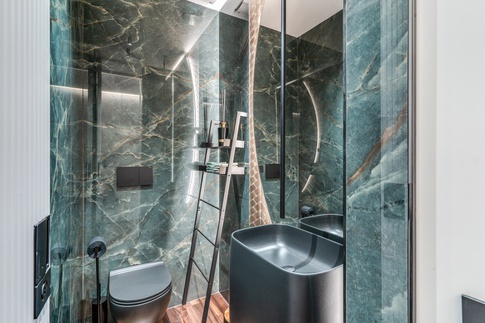 Bagno in stile contemporaneo di 3 di MOB Architects