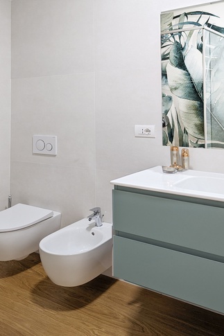 Bagno in stile contemporaneo di 5 di architetto Caterina Martini