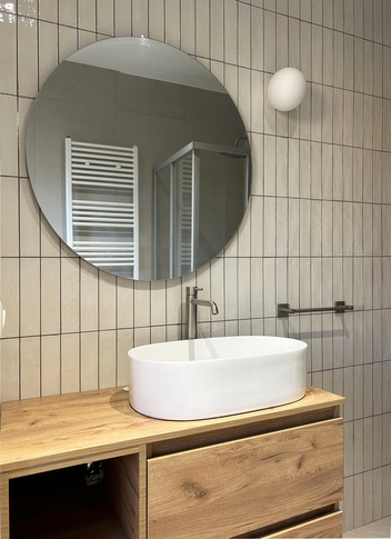 Bagno in stile contemporaneo di 5 di Studio Punto