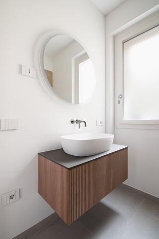 Bagno di Servizio in stile contemporaneo di 5 di CM lab Studio di Architettura