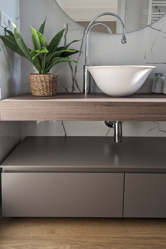 Bagno in stile contemporaneo di 5 di architetto Caterina Martini