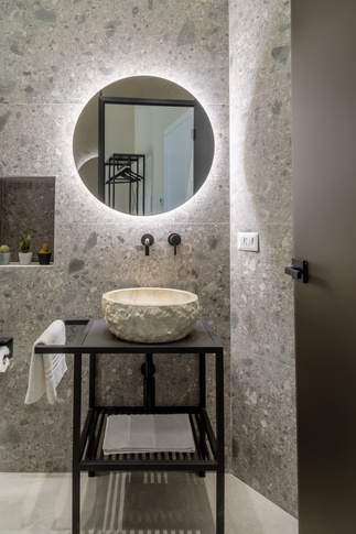 Bagno in stile moderno di 2 di Name Studio