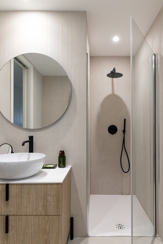 Bagno in stile contemporaneo di 10 di HV8 Architettura