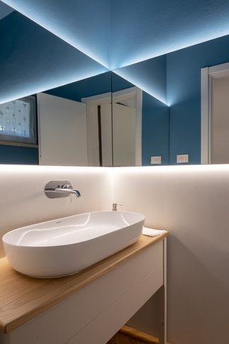 Bagno in stile moderno di 2 di Angela Baccaro Place Milano