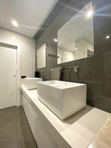 Bagno in stile contemporaneo di 8 di IMA STUDIO