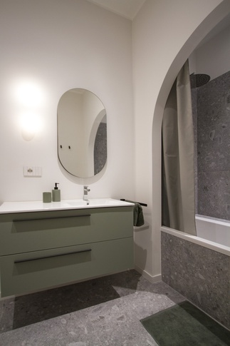 Bagno in stile moderno di 7 di OZ Interiors