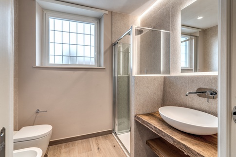 Bagno in stile coloniale di 4 di MOBARCHITECTS