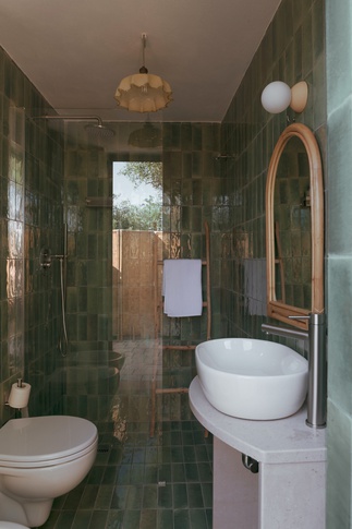 Bagno in stile mediterraneo di 4 di Studio Sospeso