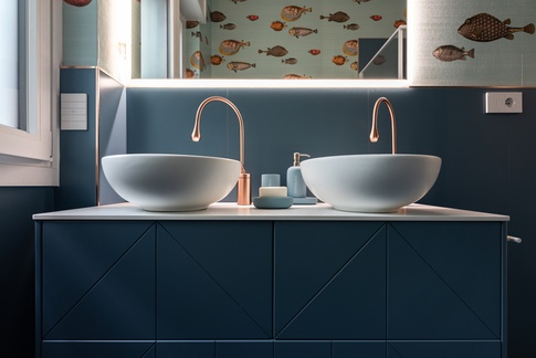 Bagno in stile moderno di 5 di Marco D'Andrea Architettura + Interior Design