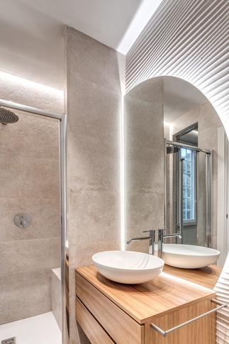 Bagno in stile coloniale di 5 di MOBARCHITECTS