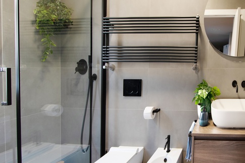 Bagno in stile contemporaneo di 5 di architetto Caterina Martini