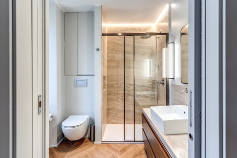 Bagno in stile contemporaneo di 5 di MOB Architects