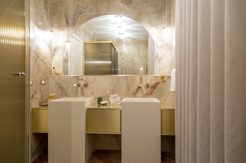 Bagno in stile glamour di 7 di Name Studio