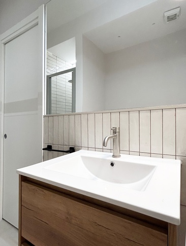 Bagno in stile contemporaneo di 3 di Studio Punto