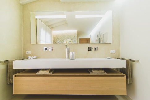 Bagno in stile contemporaneo di 9 di Arch. Enrico Marradini