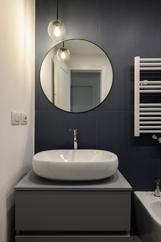 Bagno in stile contemporaneo di 4 di srv.architetti