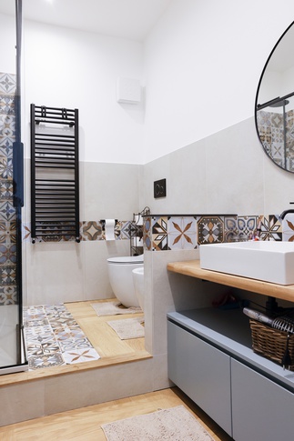 Bagno di Servizio in stile rustico di 6 di Valentina Solera Architetto