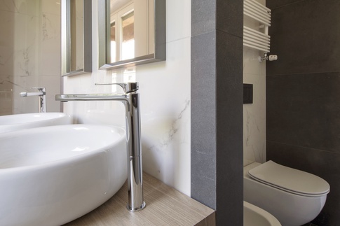 Bagno in stile contemporaneo di 6 di kkarchitecture