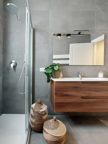 Bagno in stile contemporaneo di 6 di architetto Caterina Martini