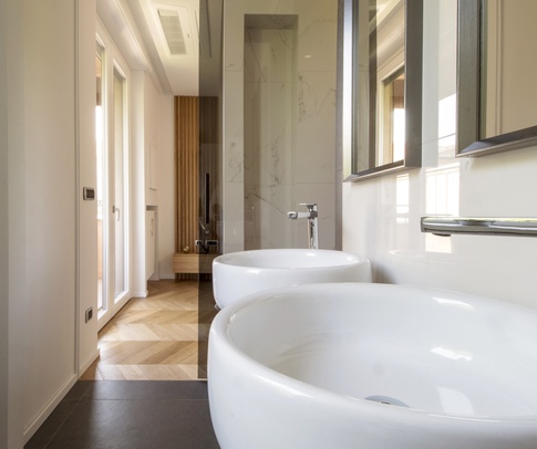 Bagno in stile contemporaneo di 6 di kkarchitecture