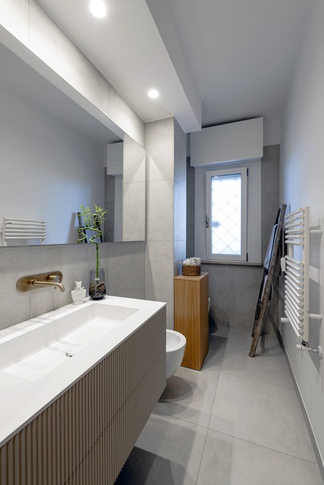 Bagno in stile contemporaneo di 4 di Zelda de Ruvo Architetto