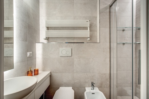 Bagno in stile contemporaneo di 5 di MOB Architects