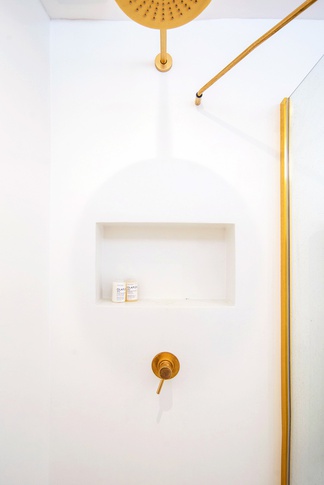 Bagno in stile glamour di 4 di L2 Architettura