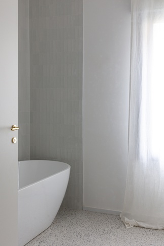 Bagno in stile eclettico di 8 di HV8 Architettura