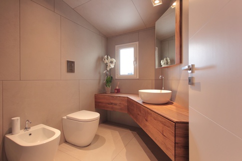 Bagno in stile contemporaneo di 8 di Paolo Basco Architetto