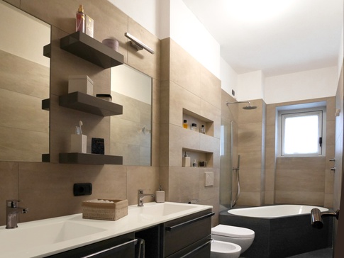 Bagno in stile contemporaneo di 6 di architetto Caterina Martini