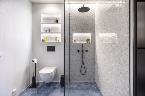 Bagno in stile contemporaneo di 4 di Chantal Forzatti architetto