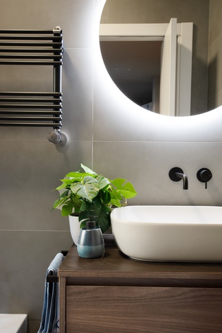 Bagno in stile contemporaneo di 5 di architetto Caterina Martini