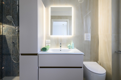 Bagno in stile contemporaneo di 5 di srv.architetti