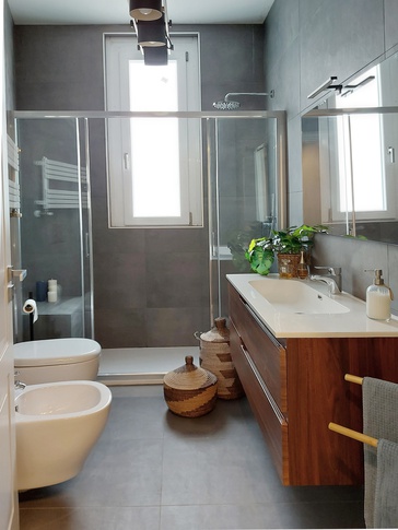 Bagno in stile contemporaneo di 6 di architetto Caterina Martini