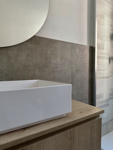 Bagno in stile moderno di 5 di Fei Atelier